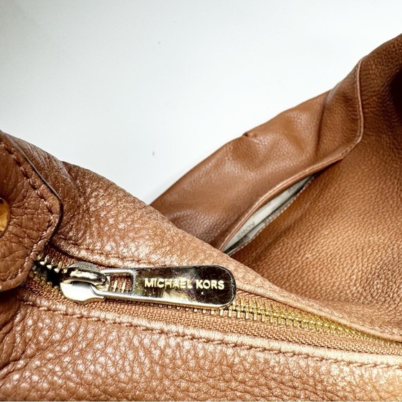 MICHAEL KORS "Fulton" Genuine Pebbled Leather Medium-to-Large Tan Shoulder Bag - Picture 6 of 11